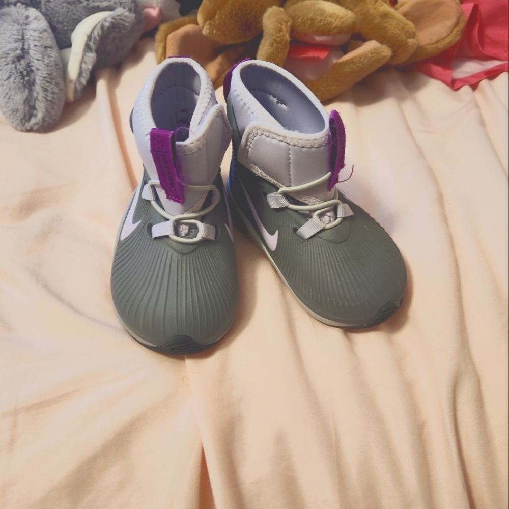 Nike Girls 6C Boots New !